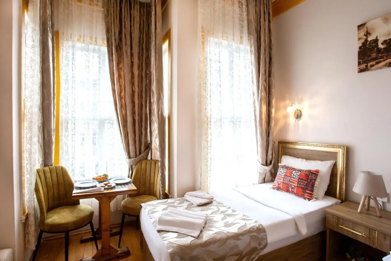 April Hotel Istanboel