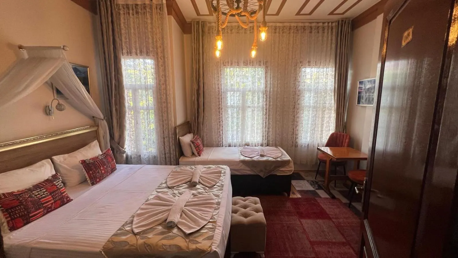 April Hotel Istanboel